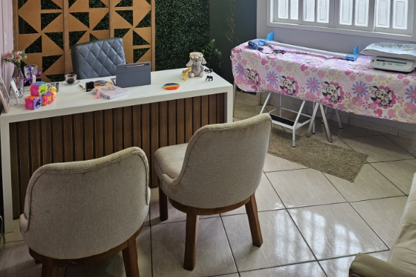 ambiente acolhedor do consultório pediátrico da dra. thaís finotti na clínica bem viver carangola